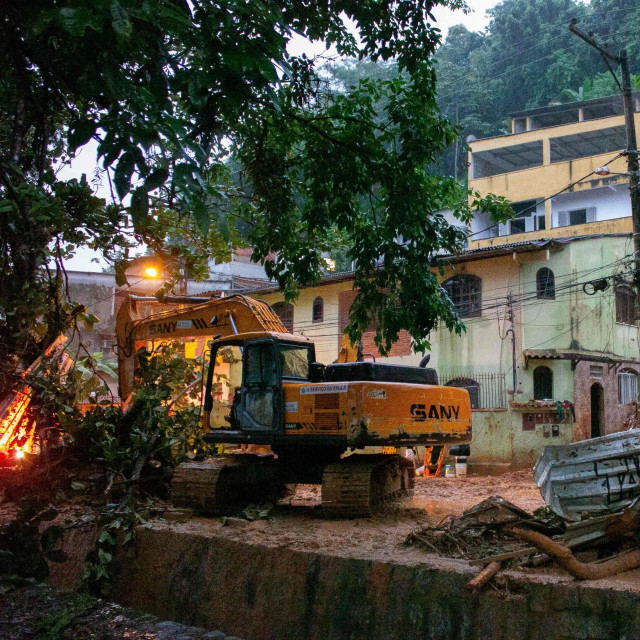 U neke dijelove grada Paratyja (na fotografiji) ne može se ući, a cijele su četvrti ostale bez struje