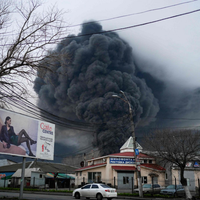 Rusko ministarstvo obrane priopćilo je da su raketni napadi ruske vojske u nedjelju uništili rafineriju nafte i tri skladišta goriva u blizini Odese