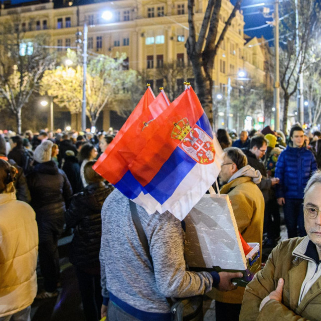 Beograd, 040422.
Predsjednicki i parlamentarni izbori u Srbiji. Nekoliko stotina gradjana prosvjedom su blokirali ulicu Kralja Milana kod zgrade Predsjednistva Srbije i Skupstine Srbije u kojoj je smjestena Republicka izborna komisija.
