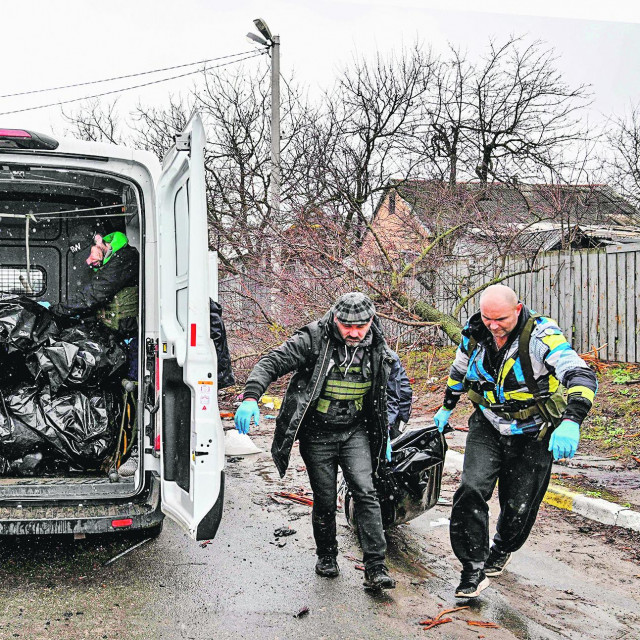 Komunalni radnici nose tijelo civila.