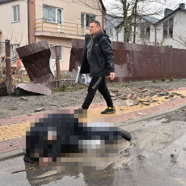 Tijelo jednog od ubijenih civila na ulici u Buči