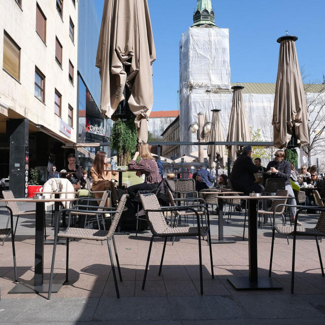 Jedan od kafića na Cvjetnom trgu je već uklonio montažne podnice na svojoj terasi