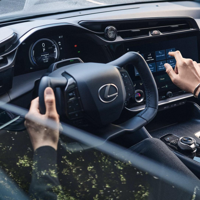 2023. Lexus RZ 450e