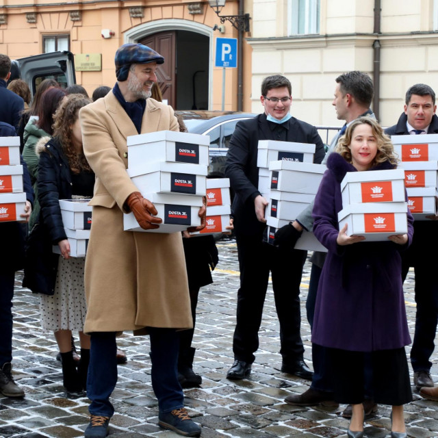 Zastupnici Mosta nose skupljene potpise za referendum