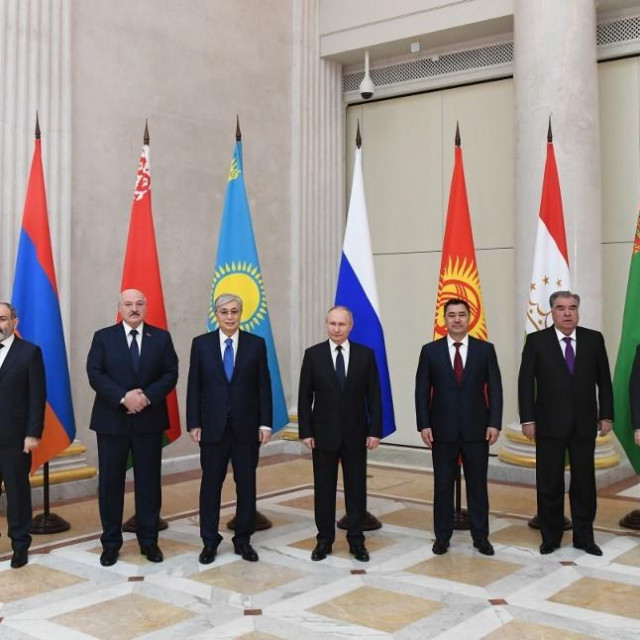 S lijeva na desno: predsjednik Azerbajdžana Ilham Alijev, armenski premijer Nikol Pašinjan, predsjednik Bjelorusija Aleksandr Lukašenko, predsjednik Kazahstana Kasim-Žomart Tokajev, predsjednik Ruske Federacije Vladimir Putin, predsjednik Kirgistana Sadir Japarov, predsjednik Tadžikistana Emomali Rahmon, donedavni predsjednik Turkmenistana Gurbangulij Berdimuhamedov (vlast prepustio sinu Serdaru) i predsjednik Uzbekistana Šavkat Mirzijojev snimljeni 28. prosinca u Sankt Peterburgu