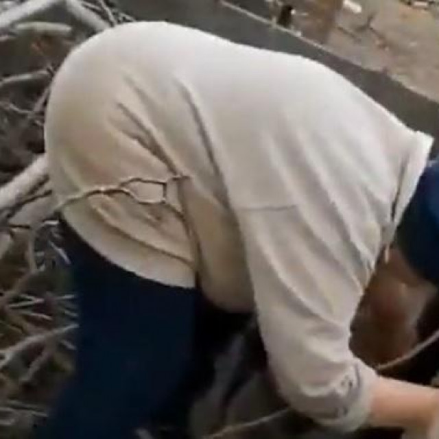 Ukrajinska žena vadi streljivo koje je ukrala ruskim vojnicima