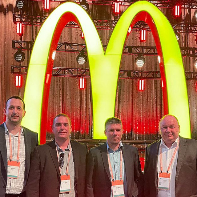 Marijan Pongrac, član Uprave i direktor za tehnologiju Spana u društvu kolega u Orlandu na Floridi prilikom dodjele McDonald'sove nagrade