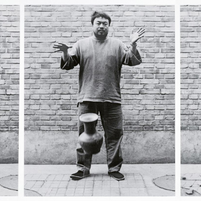 Ai Weiwei baca komad keramike dinastije Han