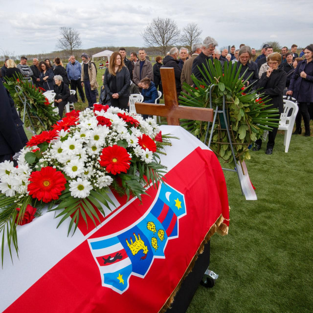 Ispraćaj 11 civilnih stradalnika iz Domovinskoga rata na groblju u Tenji


 