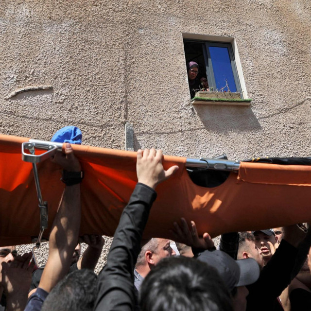 Palestinci nose tijelo ubijenog Ahmed al-Saadija (25)