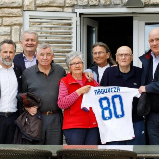 Delegacija Hajduka i prijatelji kod Pere Nadoveze u Tribunju