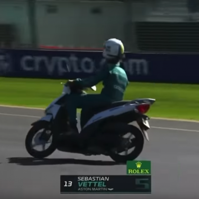 Sebastian Vettel na skuteru