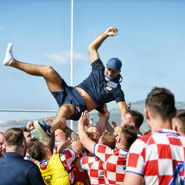 Trener Anthony Poša, rođeni Novozelanđanin čiji obiteljski korijeni sežu s Korčule i iz
Vrgorca, na rukama svojih igrača