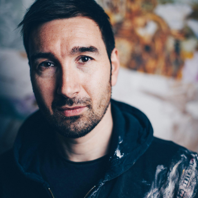 Važan segment materijala s kojim sam se sreo u fundusu bile su fotografije umjetnika naše lokalne scene. Neke od tih fotografija djelo su naših najvažnijih autora u tom polju, poput Marije Braut, Josipa Klarice i Ivana Posavca. Iako mi u samom početku nije bila namjera direktno priznanje portretiranim umjetnicima kroz moje slike, kako se ciklus organski razvijao shvatio sam da je upravo ta dimenzija možda njegova najizrazitija odlika.