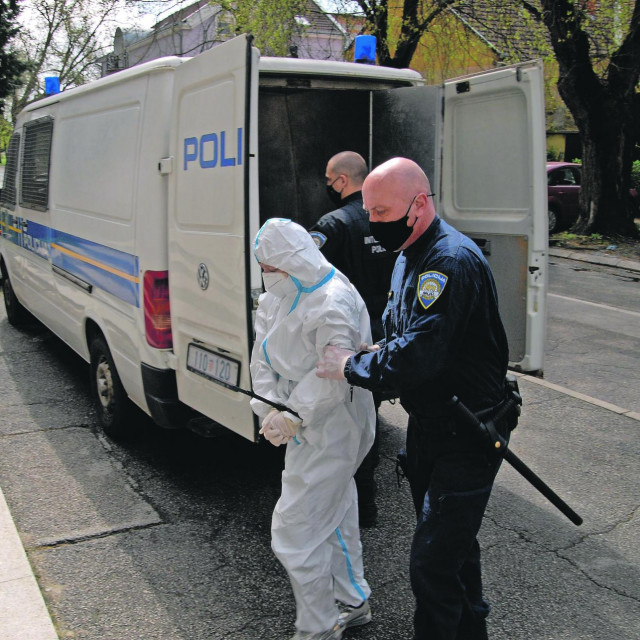 Privođenje majke koja je osumnjičena za zlostavljanje i smrt djevojčice
