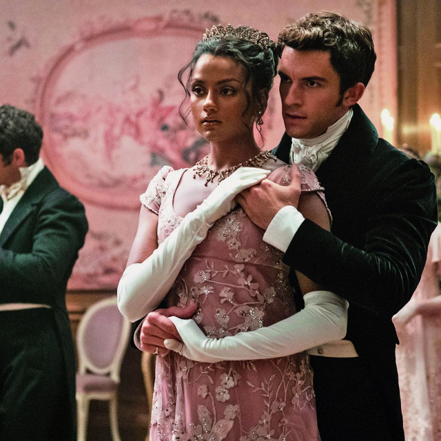 Phoebe Dyvenor i Jonathan Bailey u drugoj sezoni serije 'Bridgerton'