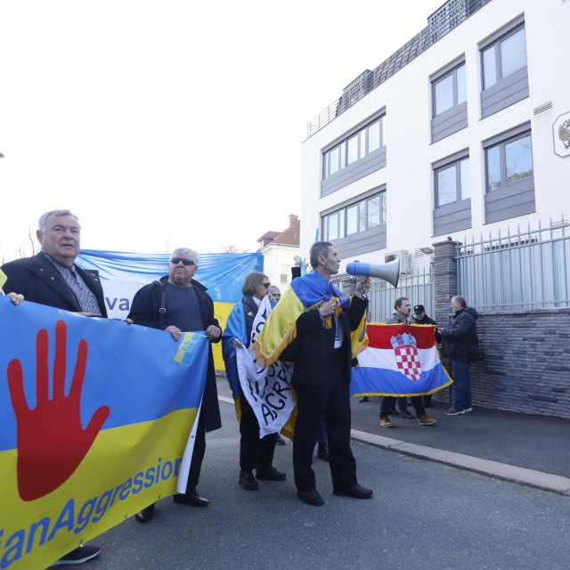 od samog početka agresije na Ukrajinu pred zgradom Veleposlanstva Ruske Federacije u Zagrebu održavaju se antiratni prosvjedi