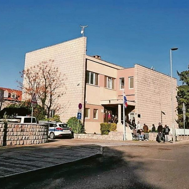 Ispred policijske postaje na Ilijinoj glavici u Dubrovniku stvorio se red stranaca i poslodavaca koji nastoje ishoditi radne dozvole. Uskrs je pred vratima, očekuje se dolazak velikog broja gostiju, a sezona se, tvrdi struka, bez stranih radnika ne može izvući