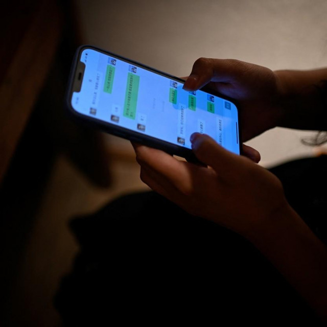 Žena na mobitelu, Ilustrativna fotografija