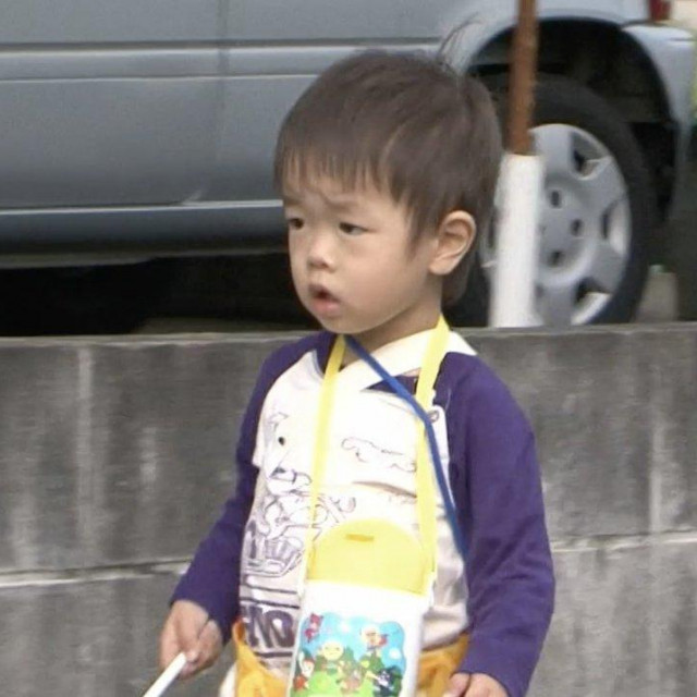 Prizori iz dokumentarca 'Old enough'