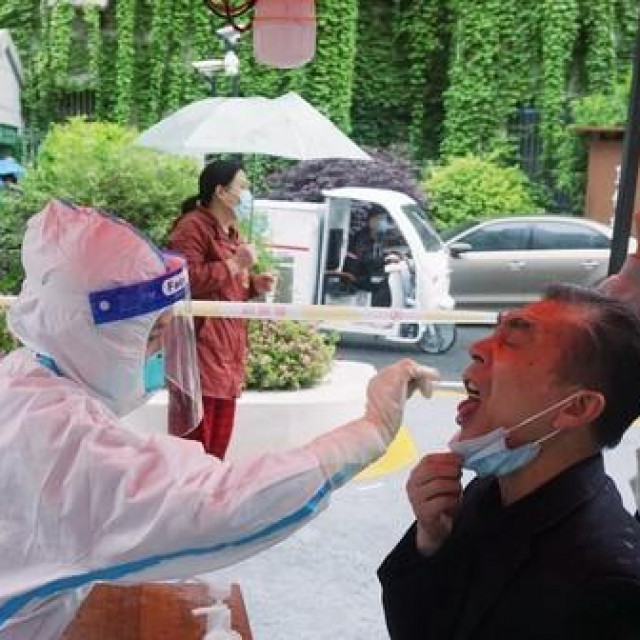 Testiranje na covid-19 u Šangaju.