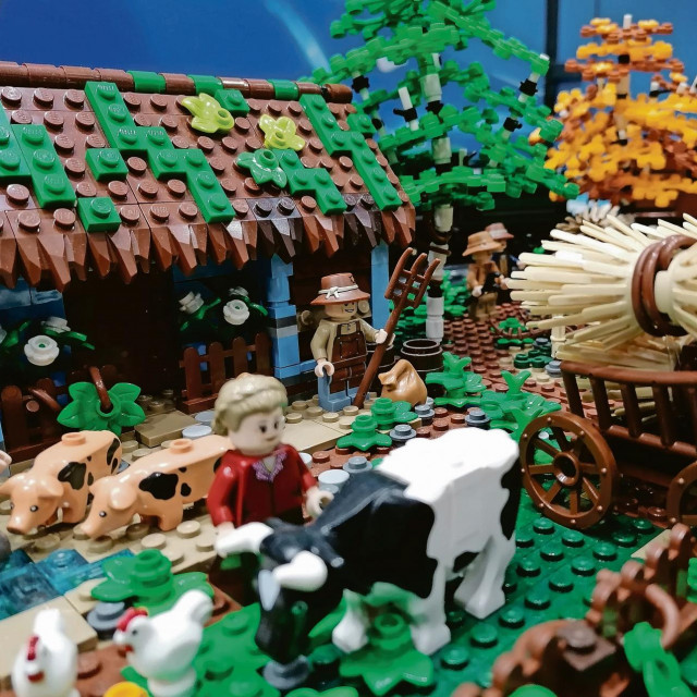 1. ”Plava kuća Andrije Draša Katalenića Dudeka. Pokraj njega Babica hrani svinje”