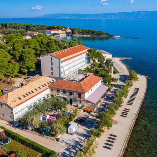 Društveni dom na Ugljanu pokriven s Tondach crijepom