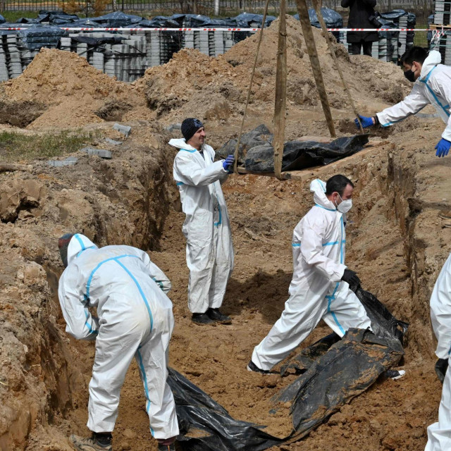 Iskapanje ubijenih civila u Buči