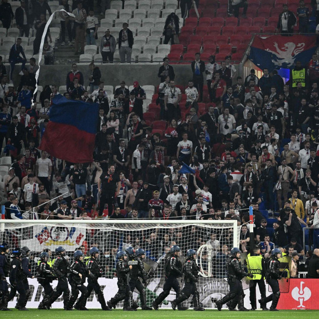 Navijači Lyona nisu dobro primili težak poraz