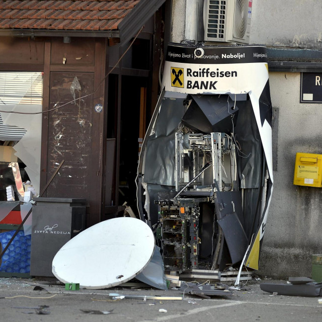 Policijski očevid nakon pljačke bankomata