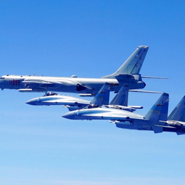 Kineski bombarder H-6K u pratnji dva kineska Suhoja Su-35S (arhivska fotografija)