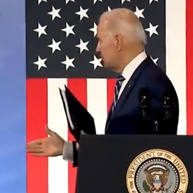 Zbunjeni Joe Biden