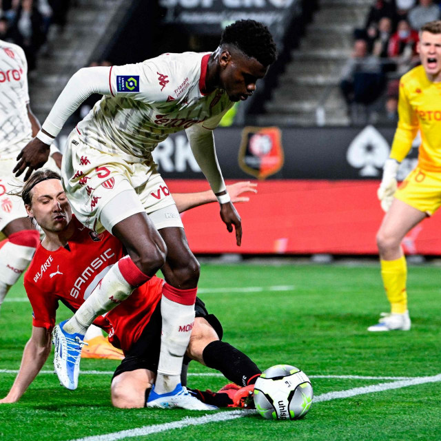 Rennes� French midfielder Lovro Majer (2L) fights for the ball with Monaco�s French defender Benoit Badiashile Mukinayi (2R) during the French L1 football match between Stade Rennais and Monaco (ASM) at the Roazhon Park stadium in Rennes, on April 15, 2022. (Photo by Damien Meyer/AFP)