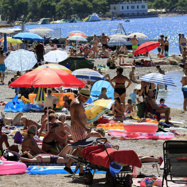 Kupači na makarskim plažama