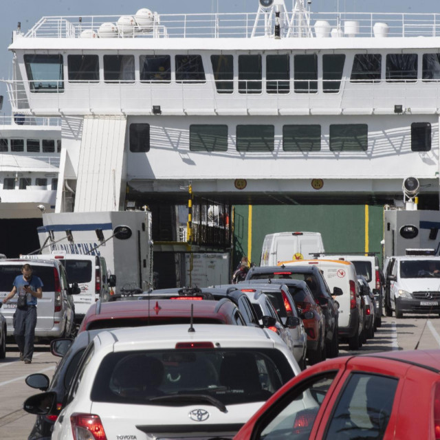 Gužve u trajektnoj luci u Splitu na Veliki petak