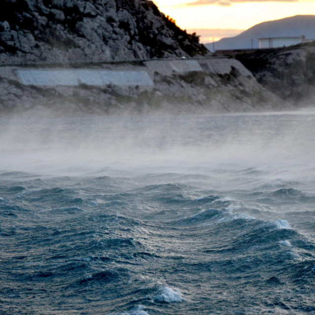 Snažni udari bure u Bakarskom zaljevu