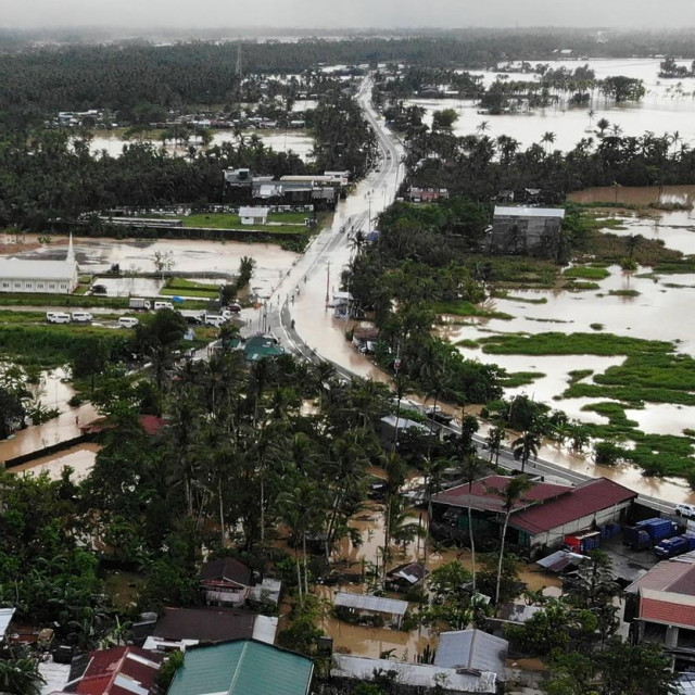 Poplavljene prometnice i kuće.