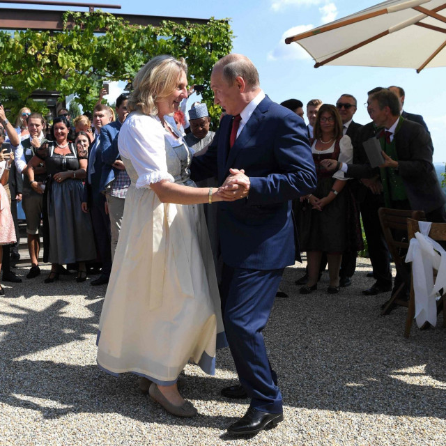 Vladimir Putin zaplesao je s tadašnjom austrijskom ministricom vanjskih poslova Karin Kneissl na njezinom vjenčanju 2018. godine