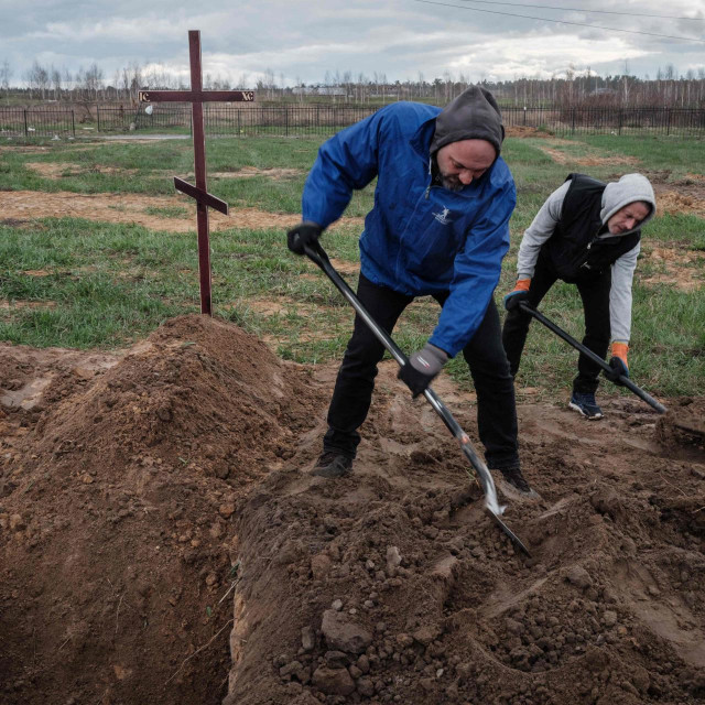 Kopanje grobova u Buči