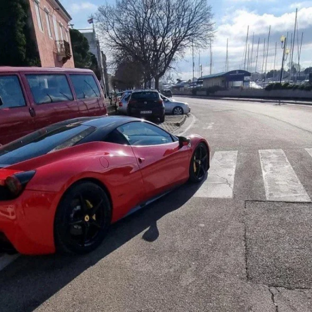Ferrari na pješačkom prijelazu kod popularnog zadarskog kafića
