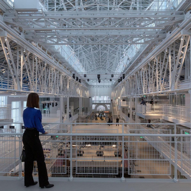 Nedavno je u Moskvi otvoreno gigantsko zdanje GES-2,  u neposrednoj blizini Kremlja, autor je talijanski arhitekt Renzo Piano. No, zjapi prazno