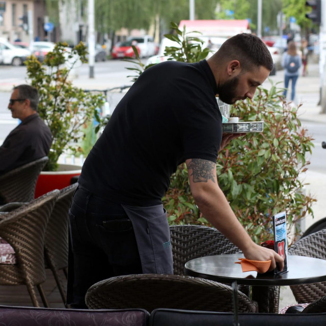 Ako se stoga ne produlji turistička sezona, trajno nestalnoj poziciji većine sezonskih radnika baš i nema lijeka