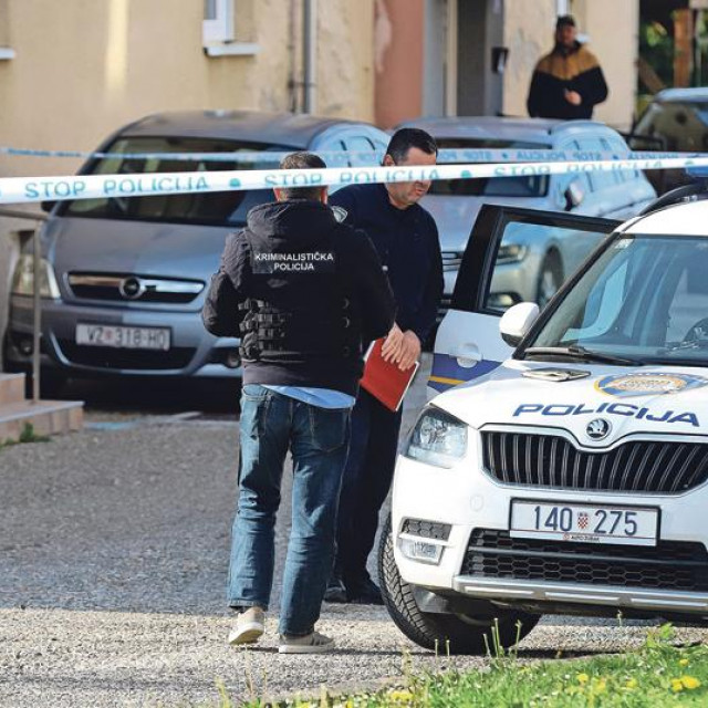 Policijski očevid ispred zgrade u kojoj su u podstanarskom stanu živjeli Jurica B. i Ivana B.