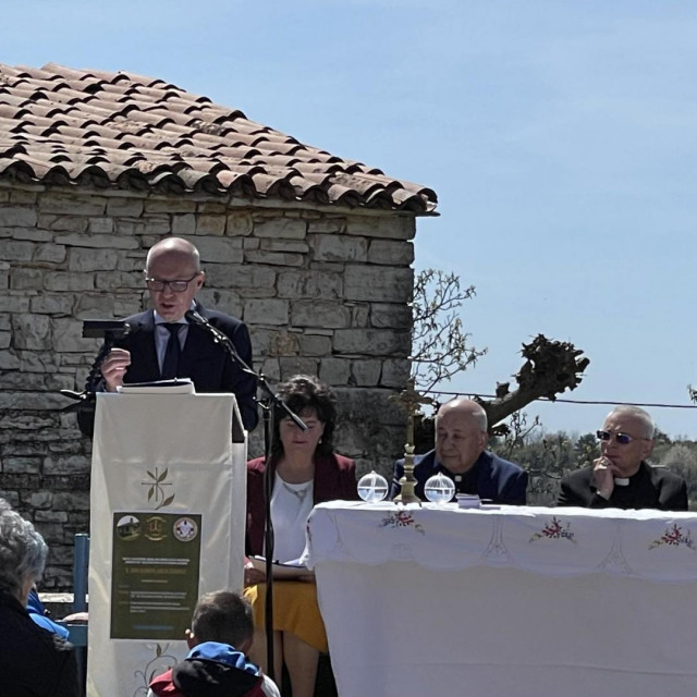 Sven Semenčić (za govornicom)