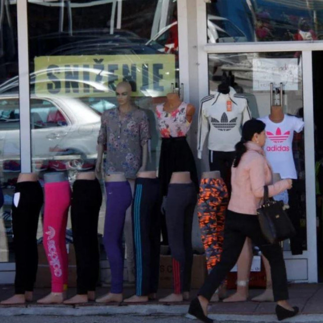 Prizor ispred trgovine u BiH