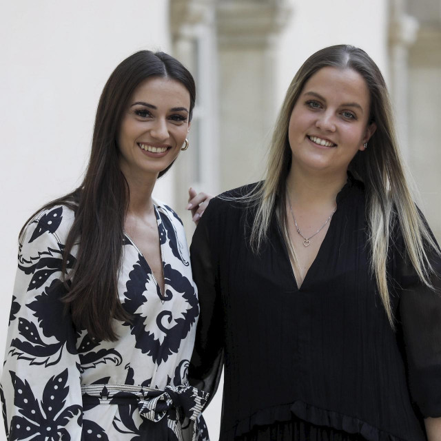 Zagreb, 110422.
Klovicevi dvori. Jezuitski trg 4.
Atonella Usic Gotovac, pokrece novi fashion week Atelier i njezina kolegica Antonela Cakic.
Na fotografiji: Antonela Cakic, Atonella Usic Gotovac.