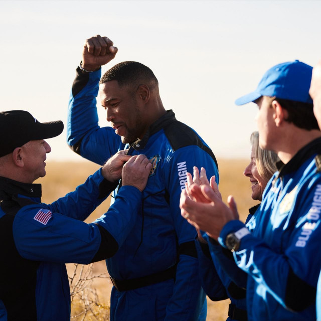 Jeff Bezos i neprofesionalna posada njegove zrakoplovno-svemirske tvrtke Blue Origin nakon povratka iz svemira