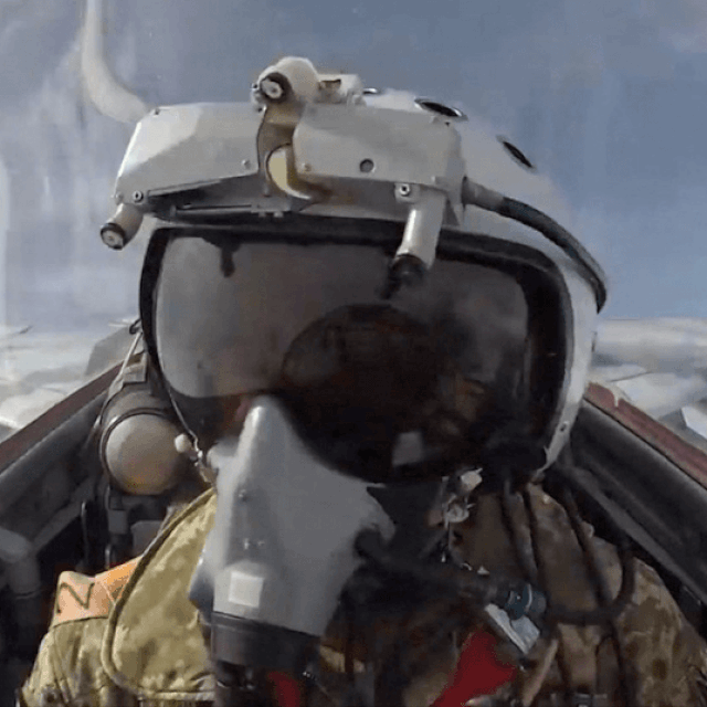 Ukrajinski pilot u kokpitu borbenog aviona; dim se diže iznad postrojenja Azovstal u Mariupolju; isječak iz videa koji navodno pokazuje borca postrojbe Azov koji gađa rusko vozilo u Mariupolju