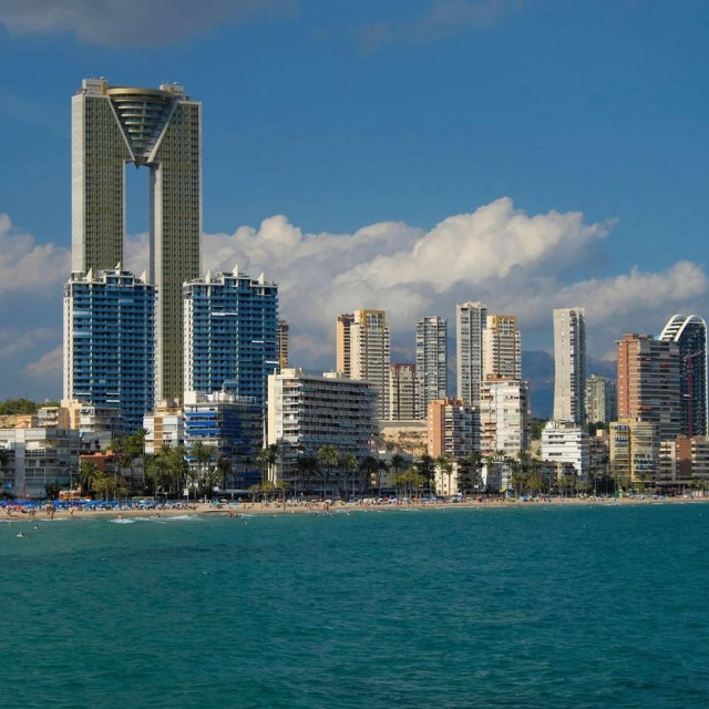 Toranj Intempo nadvija se nad panoramom Benidorma