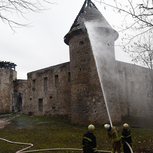 Vatrogasci gase požar na kulama starog frankopanskog grada